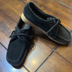 Clarks Wallaby Oxfords. Gum sole. Women’s Size 9M.